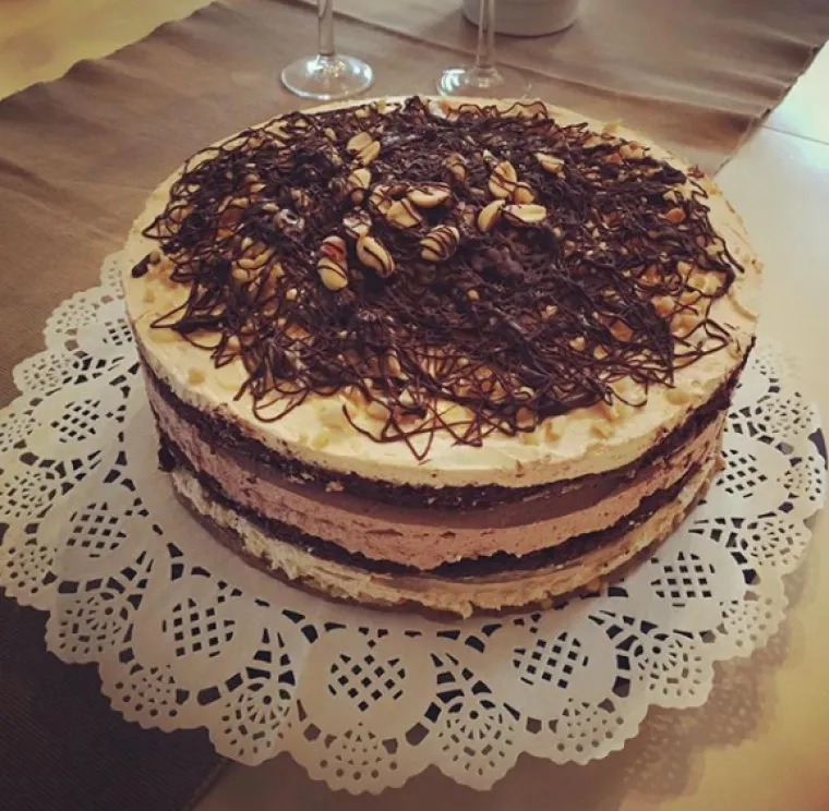 Našle smo 15 najbogatijih i najsočnijih Snickers torta koje ćete poželjeti smazati u jednom zalogaju