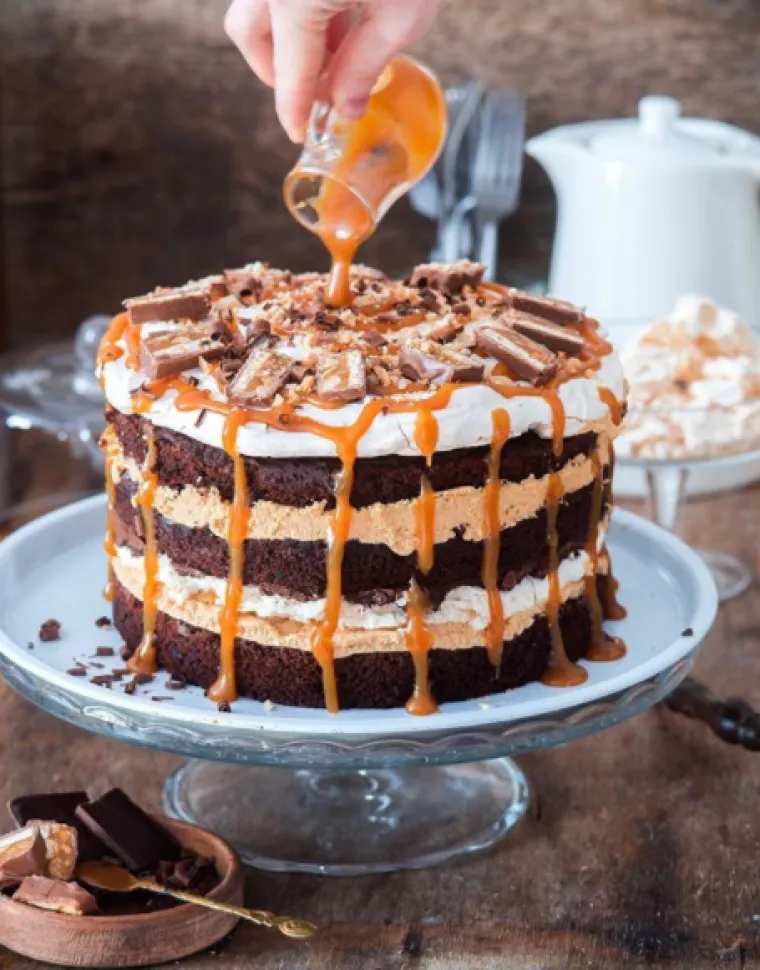 Našle smo 15 najbogatijih i najsočnijih Snickers torta koje ćete poželjeti smazati u jednom zalogaju