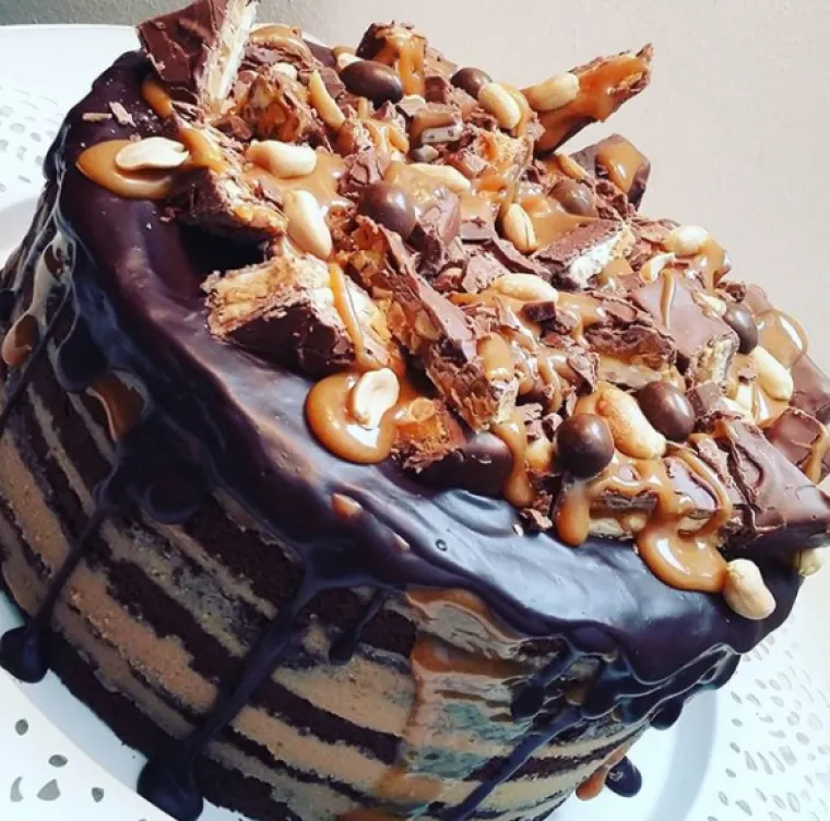 Našle smo 15 najbogatijih i najsočnijih Snickers torta koje ćete poželjeti smazati u jednom zalogaju