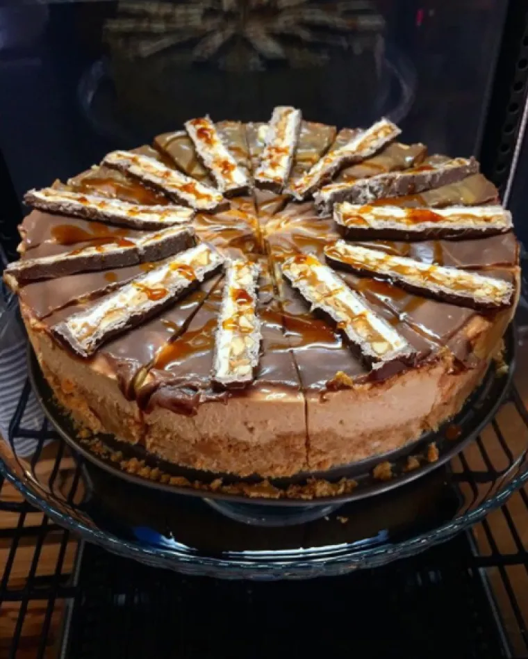 Našle smo 15 najbogatijih i najsočnijih Snickers torta koje ćete poželjeti smazati u jednom zalogaju
