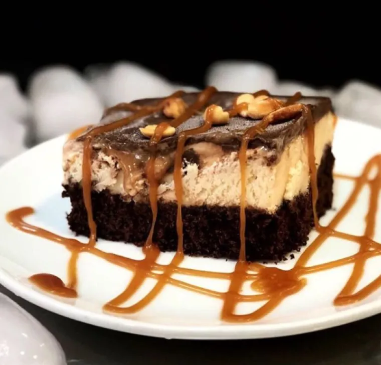 Našle smo 15 najbogatijih i najsočnijih Snickers torta koje ćete poželjeti smazati u jednom zalogaju