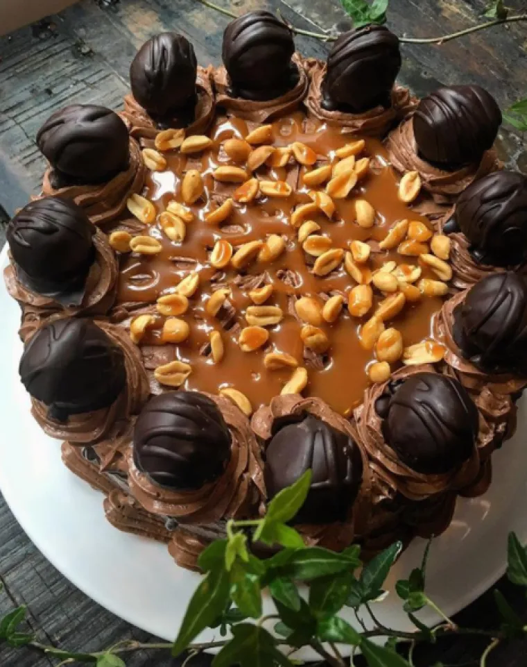 Našle smo 15 najbogatijih i najsočnijih Snickers torta koje ćete poželjeti smazati u jednom zalogaju