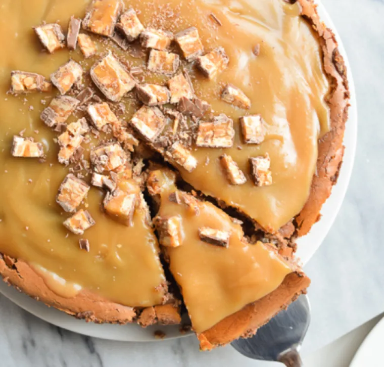 Našle smo 15 najbogatijih i najsočnijih Snickers torta koje ćete poželjeti smazati u jednom zalogaju