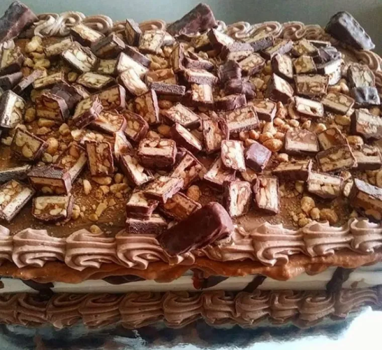 Našle smo 15 najbogatijih i najsočnijih Snickers torta koje ćete poželjeti smazati u jednom zalogaju