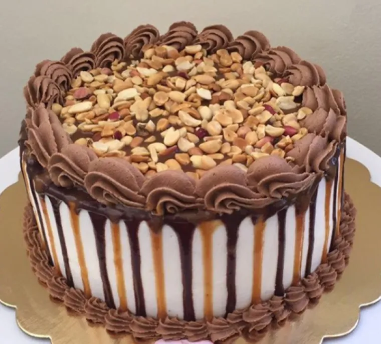 Našle smo 15 najbogatijih i najsočnijih Snickers torta koje ćete poželjeti smazati u jednom zalogaju