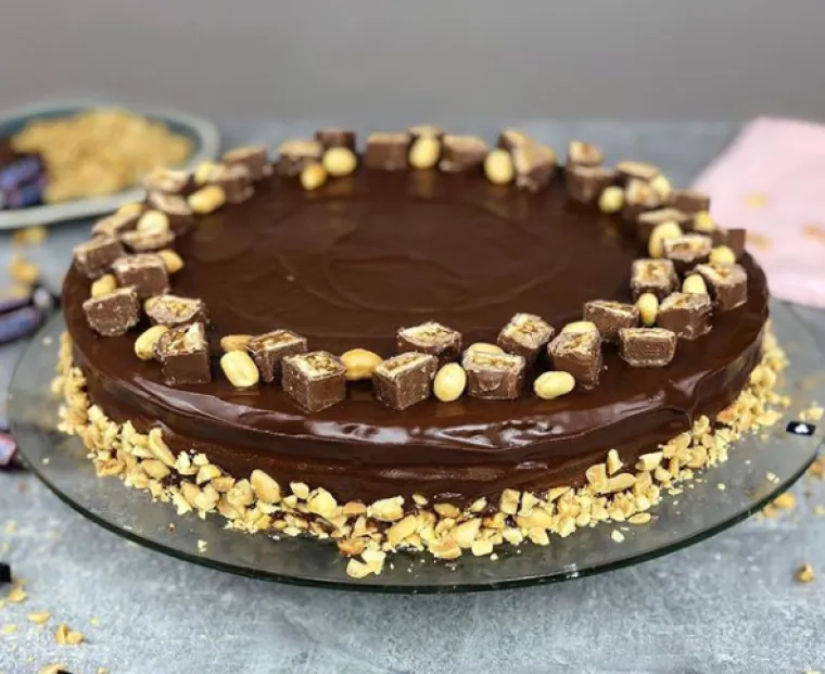 Našle smo 15 najbogatijih i najsočnijih Snickers torta koje ćete poželjeti smazati u jednom zalogaju