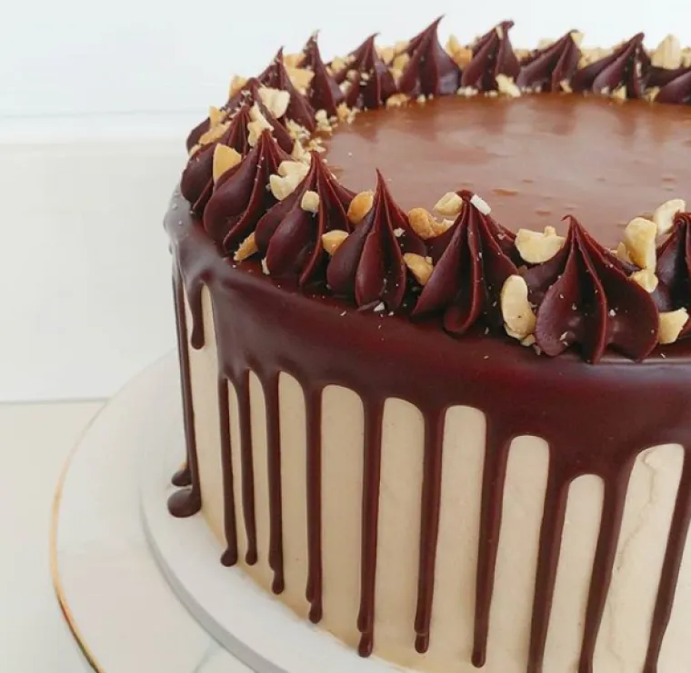 Našle smo 15 najbogatijih i najsočnijih Snickers torta koje ćete poželjeti smazati u jednom zalogaju