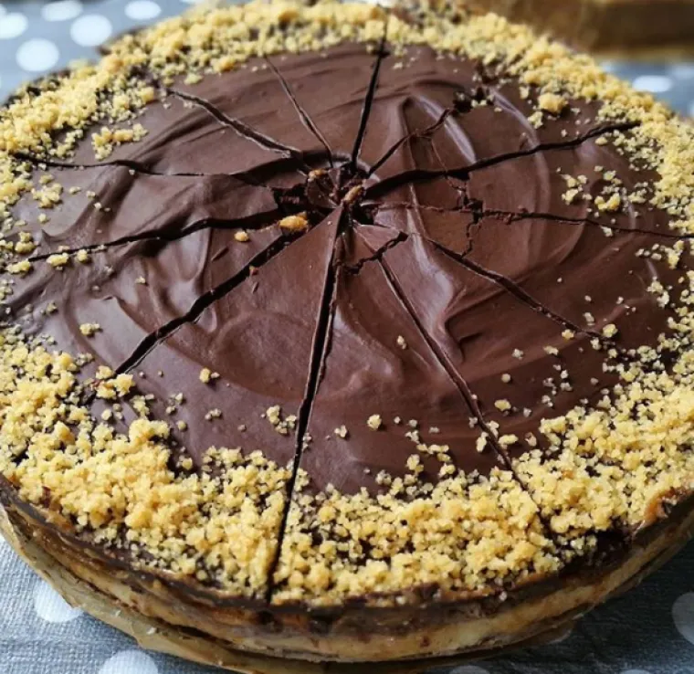 Našle smo 15 najbogatijih i najsočnijih Snickers torta koje ćete poželjeti smazati u jednom zalogaju