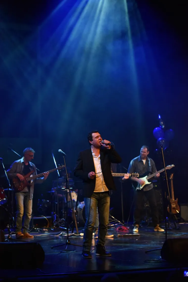 ALEN VITASOVIĆ PROSLAVIO VAŽNU OBLJETNICU: Na pozornici mu se pridružili otac i brat, plakao je kao malo dijete