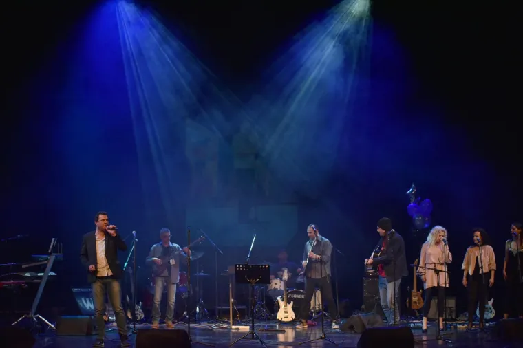 ALEN VITASOVIĆ PROSLAVIO VAŽNU OBLJETNICU: Na pozornici mu se pridružili otac i brat, plakao je kao malo dijete