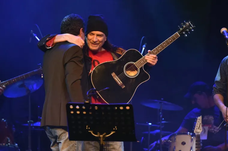 ALEN VITASOVIĆ PROSLAVIO VAŽNU OBLJETNICU: Na pozornici mu se pridružili otac i brat, plakao je kao malo dijete