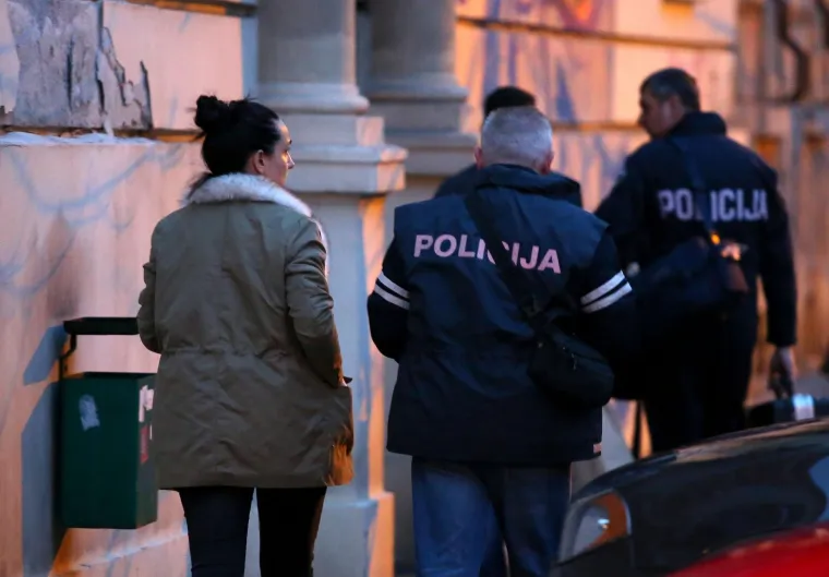 OČEVID U TIJEKU: U stanu na Prilazu Djure Deželića pronađeno mrtvo tijelo mu&scaron;karca