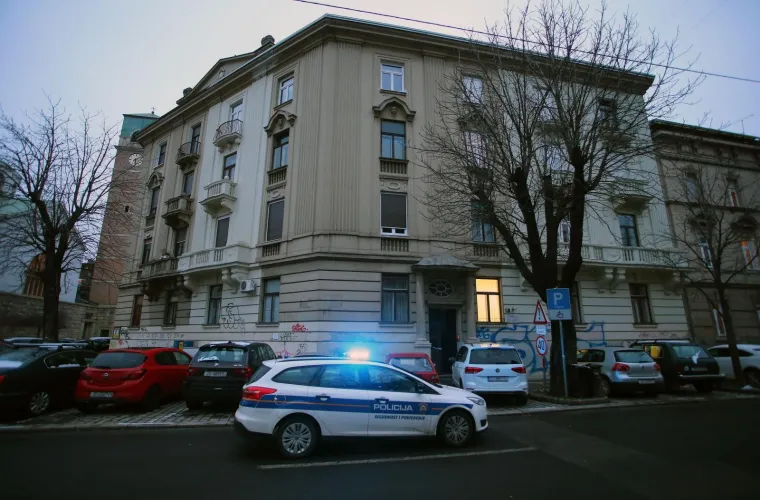 Policijski očevid u stambenoj zgradi gdje je pronađeno tijelo mu&scaron;karca