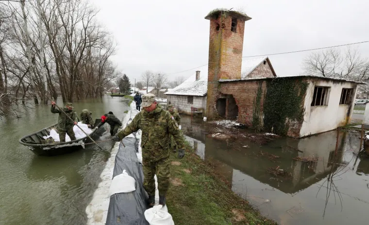 U Jasenovcu su progla&scaron;ene izvanredne mjere obrane od poplava zbog rekordnog vodostaja Save. Vojska pomaže mje&scaron;tanima u obrani od poplava.  U Ustici je pukla cesta te je stvorila problem za nasip