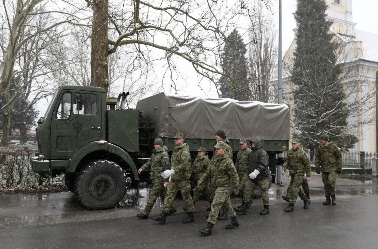 SAVA PRIJETI JASENOVCU: Progla&scaron;ene izvanredne mjere, pucanje ceste strava problem za nasip
