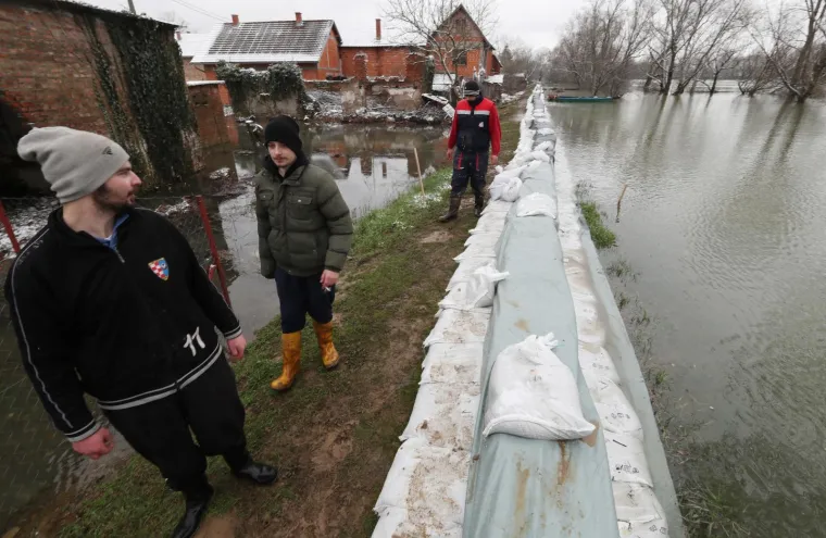 SAVA PRIJETI JASENOVCU: Progla&scaron;ene izvanredne mjere, pucanje ceste strava problem za nasip