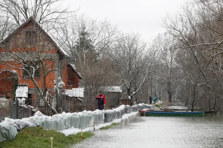 SAVA PRIJETI JASENOVCU: Progla&scaron;ene izvanredne mjere, pucanje ceste strava problem za nasip