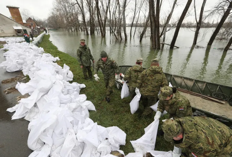 SAVA PRIJETI JASENOVCU: Progla&scaron;ene izvanredne mjere, pucanje ceste strava problem za nasip