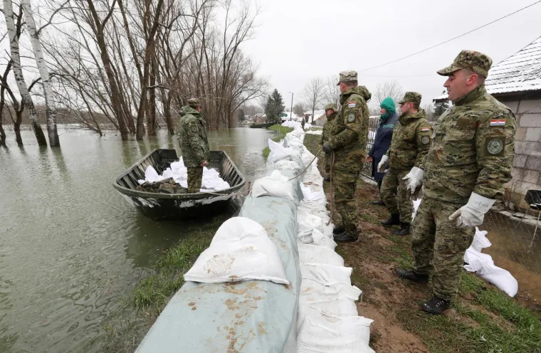 SAVA PRIJETI JASENOVCU: Progla&scaron;ene izvanredne mjere, pucanje ceste strava problem za nasip