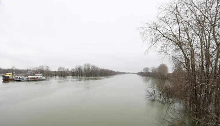 SAVA PRIJETI JASENOVCU: Progla&scaron;ene izvanredne mjere, pucanje ceste strava problem za nasip