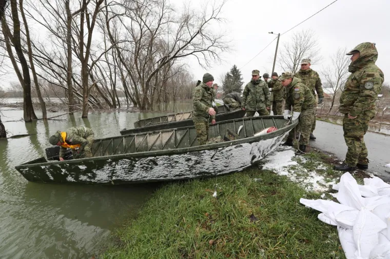 SAVA PRIJETI JASENOVCU: Progla&scaron;ene izvanredne mjere, pucanje ceste strava problem za nasip