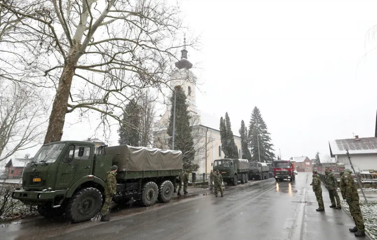 SAVA PRIJETI JASENOVCU: Progla&scaron;ene izvanredne mjere, pucanje ceste strava problem za nasip