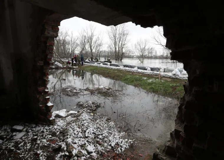 SAVA PRIJETI JASENOVCU: Progla&scaron;ene izvanredne mjere, pucanje ceste strava problem za nasip