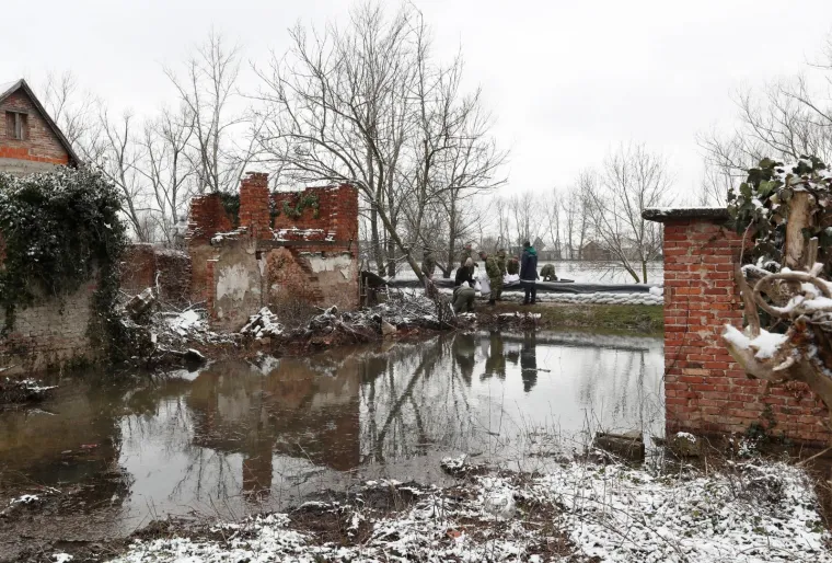 SAVA PRIJETI JASENOVCU: Progla&scaron;ene izvanredne mjere, pucanje ceste strava problem za nasip