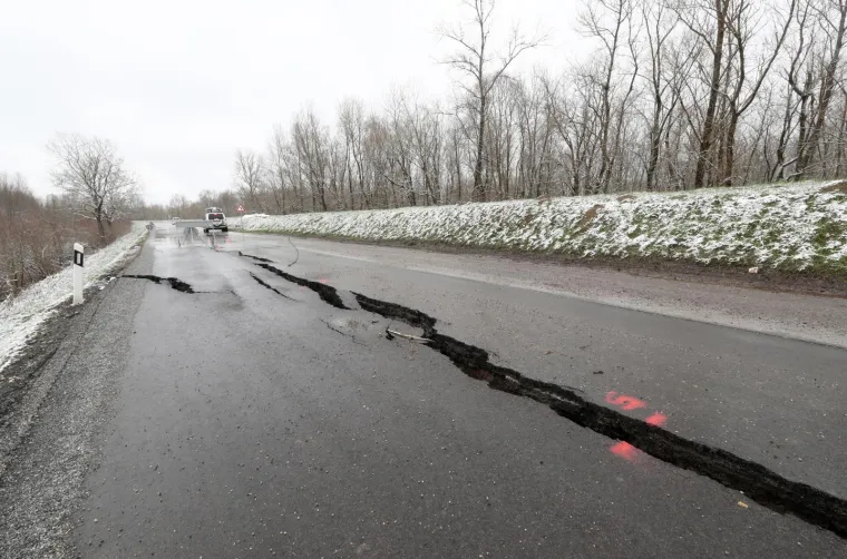 SAVA PRIJETI JASENOVCU: Progla&scaron;ene izvanredne mjere, pucanje ceste strava problem za nasip