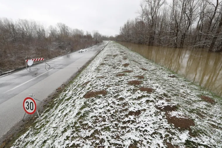 SAVA PRIJETI JASENOVCU: Progla&scaron;ene izvanredne mjere, pucanje ceste strava problem za nasip