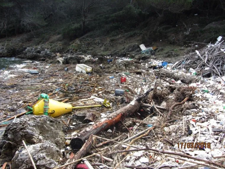 Već dugi niz godina, u ovo proljetno doba, obale Nacionalnog parka Mljet nažalost postanu "ukra&scaron;ene" enormnim količinama morskog otpada. To se na žalost dogodilo i proteklog vikenda u uvalama smje&scaron;tenim na južnoj obali Mljeta, Gonoturska i Blace