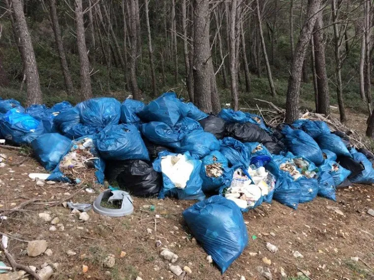 Već dugi niz godina, u ovo proljetno doba, obale Nacionalnog parka Mljet nažalost postanu "ukra&scaron;ene" enormnim količinama morskog otpada. To se na žalost dogodilo i proteklog vikenda u uvalama smje&scaron;tenim na južnoj obali Mljeta, Gonoturska i Blace