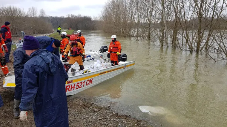 HGSS: Ronioci u ekstremnim uvjetima spriječili uru&scaron;avanje nasipa kod Tanca na Uni