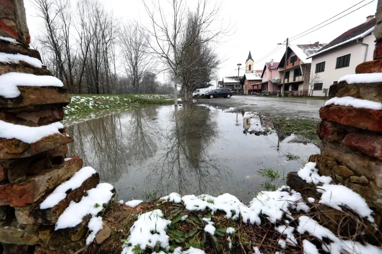 MJE&Scaron;TANI KO&Scaron;UTARNICE U STRAHU: Kuće su im odmah do nabujale rijeke, čekaju noć da vide kakav će biti vodostaj Save