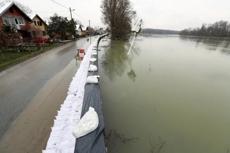 MJE&Scaron;TANI KO&Scaron;UTARNICE U STRAHU: Kuće su im odmah do nabujale rijeke, čekaju noć da vide kakav će biti vodostaj Save