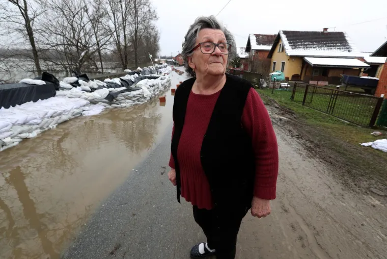 MJE&Scaron;TANI KO&Scaron;UTARNICE U STRAHU: Kuće su im odmah do nabujale rijeke, čekaju noć da vide kakav će biti vodostaj Save