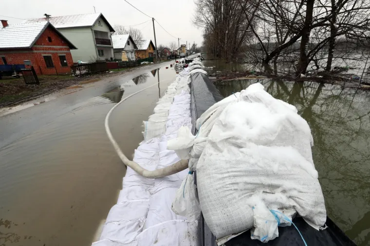 MJE&Scaron;TANI KO&Scaron;UTARNICE U STRAHU: Kuće su im odmah do nabujale rijeke, čekaju noć da vide kakav će biti vodostaj Save