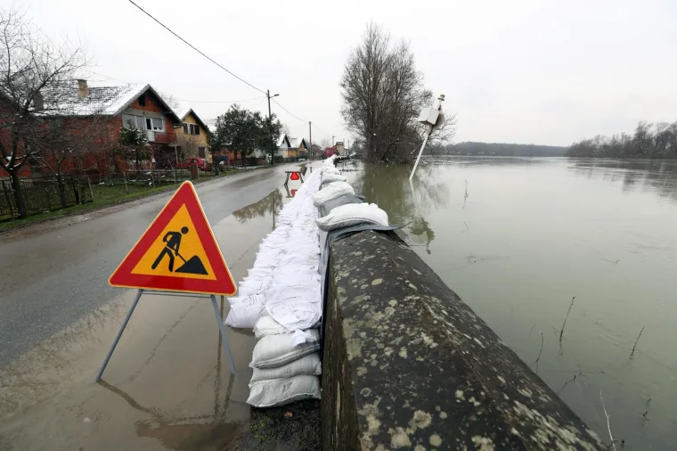 MJE&Scaron;TANI KO&Scaron;UTARNICE U STRAHU: Kuće su im odmah do nabujale rijeke, čekaju noć da vide kakav će biti vodostaj Save