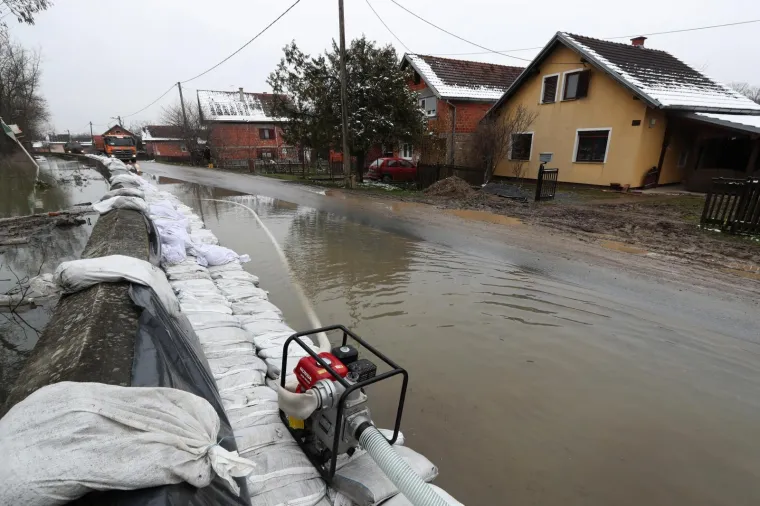 MJE&Scaron;TANI KO&Scaron;UTARNICE U STRAHU: Kuće su im odmah do nabujale rijeke, čekaju noć da vide kakav će biti vodostaj Save