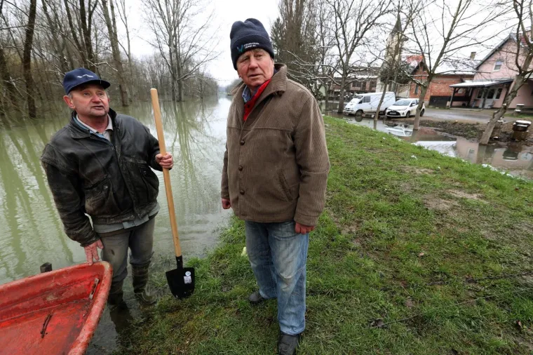 MJE&Scaron;TANI KO&Scaron;UTARNICE U STRAHU: Kuće su im odmah do nabujale rijeke, čekaju noć da vide kakav će biti vodostaj Save