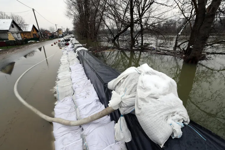 MJE&Scaron;TANI KO&Scaron;UTARNICE U STRAHU: Kuće su im odmah do nabujale rijeke, čekaju noć da vide kakav će biti vodostaj Save