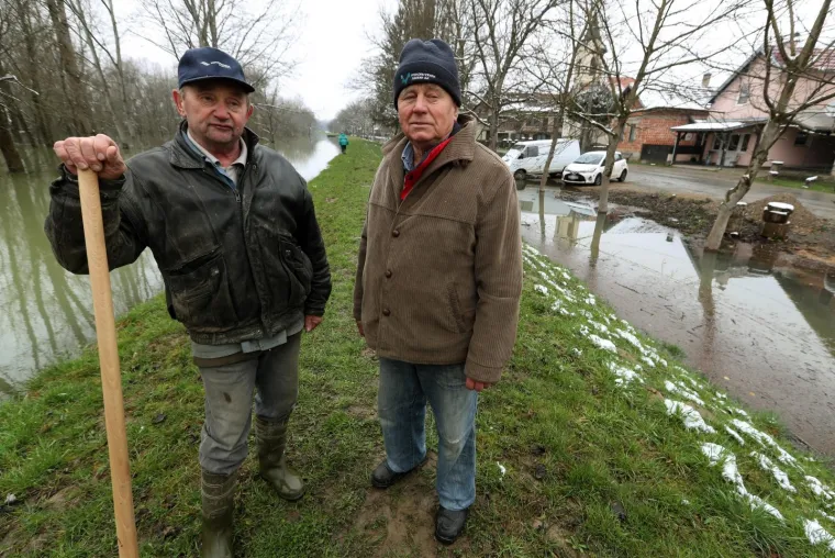 MJE&Scaron;TANI KO&Scaron;UTARNICE U STRAHU: Kuće su im odmah do nabujale rijeke, čekaju noć da vide kakav će biti vodostaj Save
