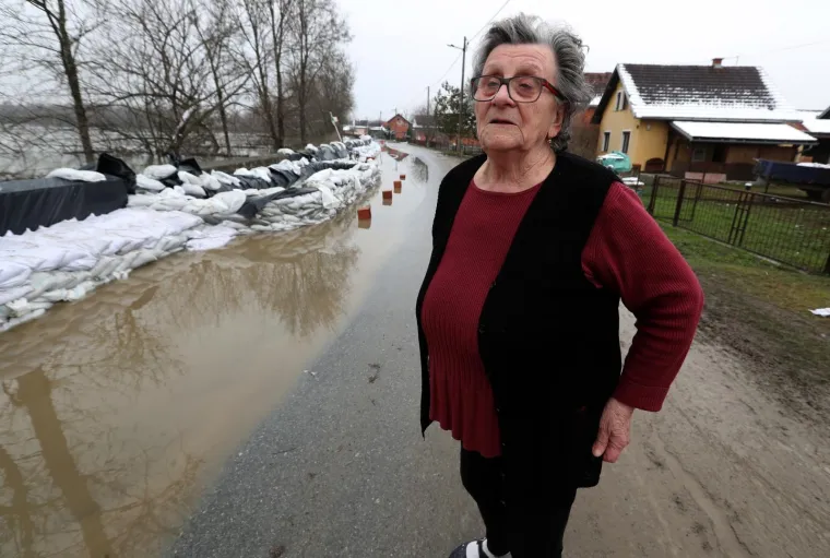 MJE&Scaron;TANI KO&Scaron;UTARNICE U STRAHU: Kuće su im odmah do nabujale rijeke, čekaju noć da vide kakav će biti vodostaj Save