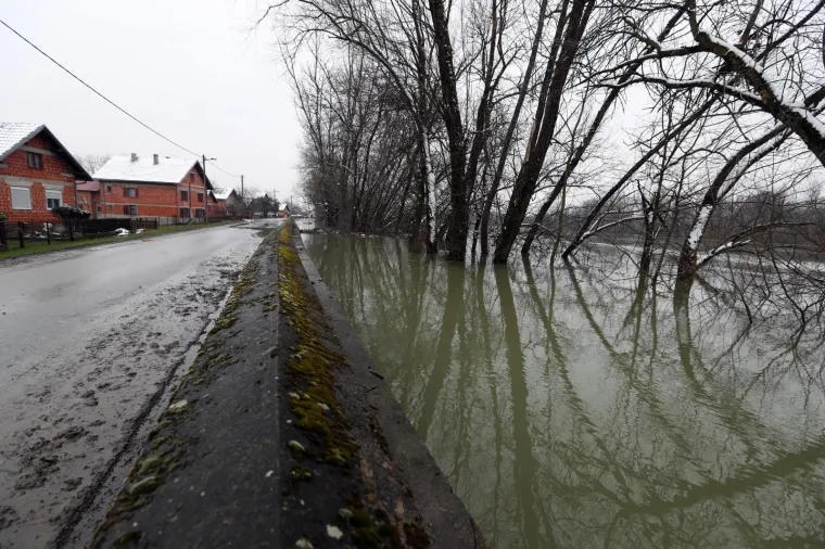 MJE&Scaron;TANI KO&Scaron;UTARNICE U STRAHU: Kuće su im odmah do nabujale rijeke, čekaju noć da vide kakav će biti vodostaj Save