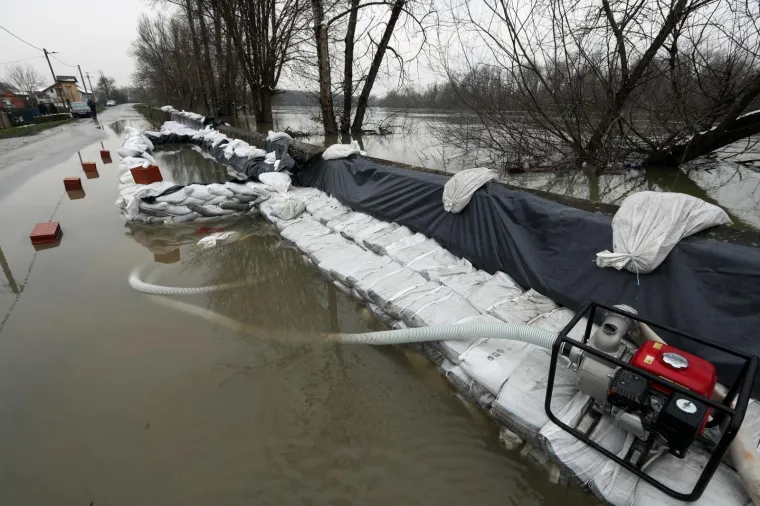 MJE&Scaron;TANI KO&Scaron;UTARNICE U STRAHU: Kuće su im odmah do nabujale rijeke, čekaju noć da vide kakav će biti vodostaj Save