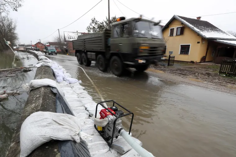 MJE&Scaron;TANI KO&Scaron;UTARNICE U STRAHU: Kuće su im odmah do nabujale rijeke, čekaju noć da vide kakav će biti vodostaj Save