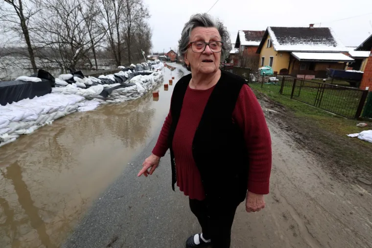 MJE&Scaron;TANI KO&Scaron;UTARNICE U STRAHU: Kuće su im odmah do nabujale rijeke, čekaju noć da vide kakav će biti vodostaj Save
