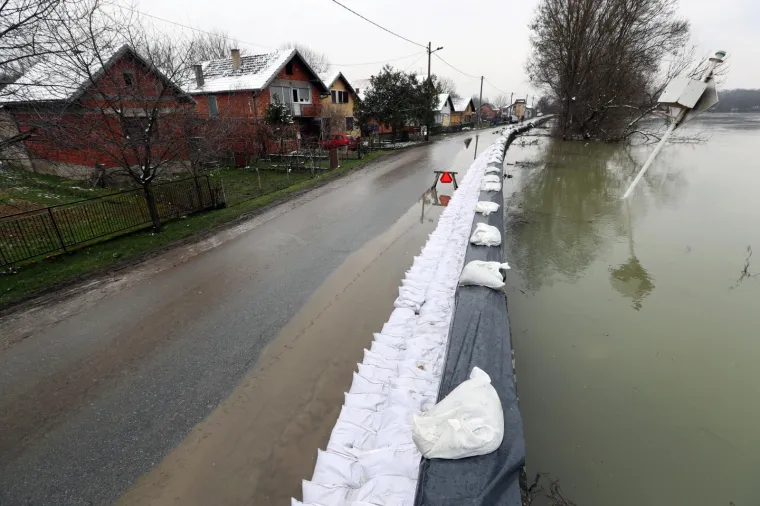 Ko&scaron;utarica - Mje&scaron;tani sa zebnjom i&scaron;čekuju noć i vodostaj Save kod Jasenovca. Njihove kuće nadomak su nabujale rijeke, a niti najstariji stanovnici ne sjećaju se takovog vodostaja Save.