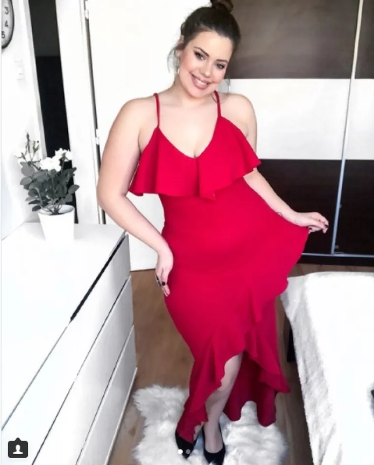 Lucija Lugomer oduševila je svojim outfitom za večernji izlazak. Odlučila se za crvenu maxi haljinu uz koju je kombinirala crne štikle. Inspirirala nas je pa smo potražile nekoliko sličnih plus size haljina u online dućanima, do 500 kuna.