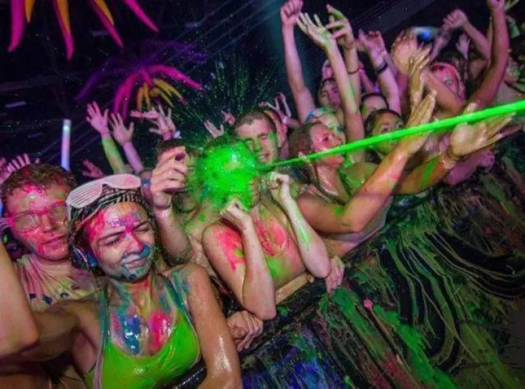 Glazbeni festivali mogu biti odličan izvor zabave za sve oni koji se ne boje malo zaprljati. Kakvi sve prizori se mogu zateći na festivali, pogledajte u nastavku i pa odlučite hoćete li proljeće i ljeto možda isprobati i ovaj način zabave.